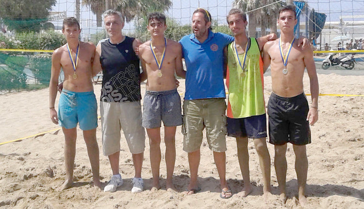 αναπτυξιακό τουρνουά μπιτς βόλεϊ  της ΕΣΠΕΚ:  Οι ομάδες των αγοριών με τους προπονητές τους 