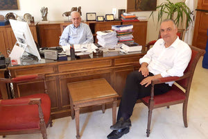 Εφ΄ όλης της ύλης συζήτηση είχαν χθες στη Λότζια ο Δήμαρχος Ηρακλείου Βασίλης Λαμπρινός με τον Ευρωβουλευτή Μανώλη Κ. Κεφαλογιάννη.