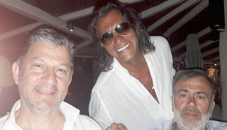 Μες στη γκλαμουριά ο δήμαρχος Γόρτυνας Νίκος Σχοιναράκης, ο οποίος ανάρτησε στο προσωπικό του προφίλ στο facebook φωτογραφία του μαζί με τον δήμαρχο Μαραθώνα Ηλία Ψινάκη 