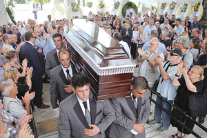 Η Ελλάδα είπε το τελευταίο “αντίο” στον ποιητή Μάνο Ελευθερίου