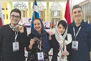 Η Πετρούλα Λεβεντάκη, δεύτερη από δεξιά ανάμεσα στους Έλληνες μαθητές που διακρίθηκαν στην Ολυμπιάδα Βιολογίας