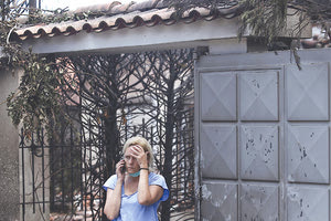 το δράμα που βιώνουν οι χιλιάδες πληγέντες, διασωθέντες και συγγενείς νεκρών και αγνοούμενων στο Μάτι της Αττικής.