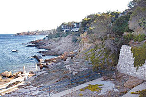 Ο καθένας που έχει ένα οικόπεδο, ένα σπίτι, ένα ξενοδοχεία ή ένα αυθαίρετο κλείνει την πρόσβαση προς τη θάλασσα