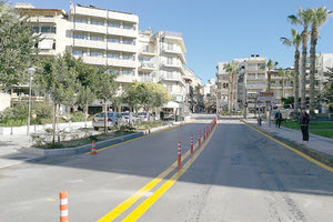 τα… κολωνάκια τα οποία δεν αφήνουν κανέναν να παρκάρει δεξιά και αριστερά και ο δρόμος είναι άδειος!