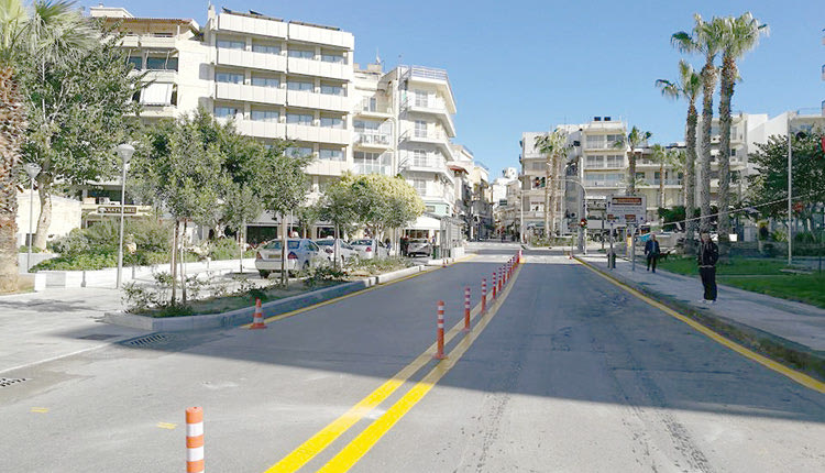 τα… κολωνάκια τα οποία δεν αφήνουν κανέναν να παρκάρει δεξιά και αριστερά και ο δρόμος είναι άδειος!