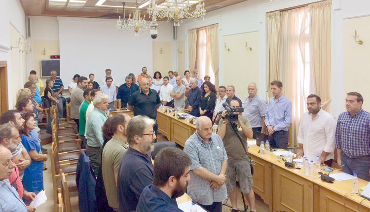 Με την τήρηση ενός λεπτού σιγής, για τα θύματα των πυρκαγιών των τελευταίων ημερών στην Αττική ξεκίνησε η συνεδρίαση του Περιφερειακού Συμβουλίου Κρήτης.
