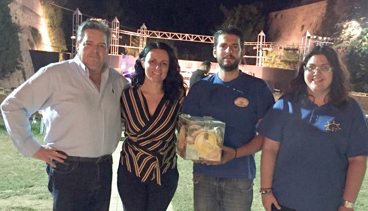 Στην “Ηλιαχτίδα” είναι χαρούμενοι και γι’ αυτό ευχαριστούν θερμά, τις σχολές χορού “Μαυρόκωστα”, που για άλλη μία χρονιά οργάνωσαν μια εξαιρετική εκδήλωση με τη συμμετοχή καταξιωμένων κρητικών καλλιτεχνών