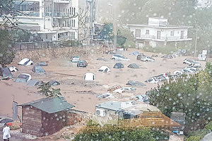 Σε πάρκινγκ στο Μαρούσι, τα οχήματα βυθίστηκαν στη λίμνη που είχε σχηματιστεί.