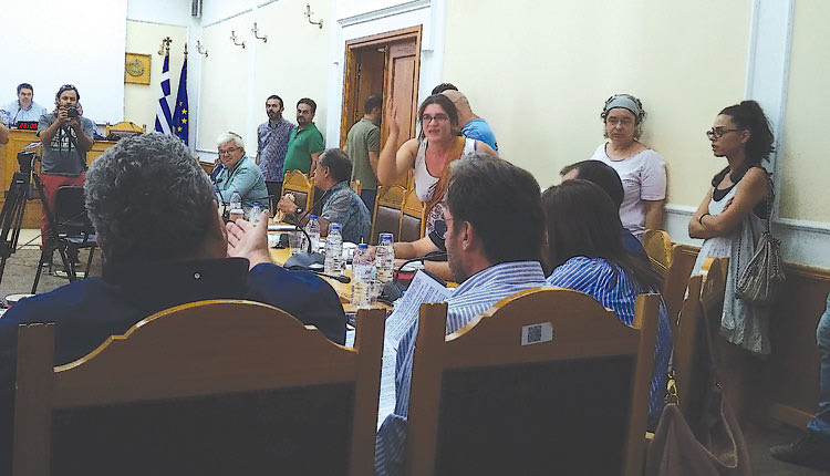 Δεν έλειψαν οι έντονες λεκτικές αντιπαραθέσεις ια το νέο αεροδρόμιο