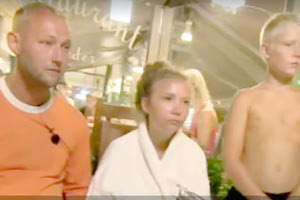 ΔΑΝΟΙ ΤΟΥΡΙΣΤΕΣ: Στη θάλασσα για ώρες!