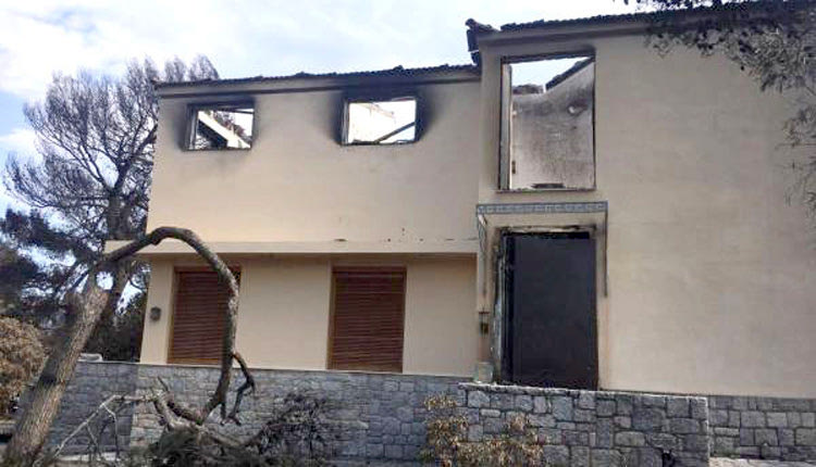 Από την πύρινη κόλαση της 23ης Ioυλίου δεν γλύτωσε ούτε το σπίτι του Θεόδωρου Αγγελόπουλου