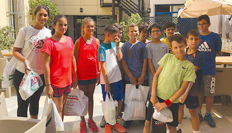 τα παιδιά του αγωνιστικού τμήματος τένις του “Ηράκλειο” μαζί με την προπονήτρια του ομίλου κ. Λιονή παρέδωσαν στο Δημαρχείο Ηρακλείου είδη πρώτης ανάγκης για τους συνανθρώπους μας που τα έχουν ανάγκη στην Αττική.