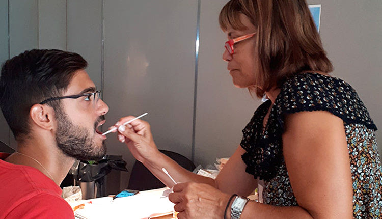 Η πρόεδρος του Συλλόγου Εθελοντών Αιμοδοτών "Αγ. Ιωάννης" Δέσποινα  Ροδουσάκη ενώ λαμβάνει δείγμα  για δωρεά μυελού των οστών από τον Χαράλαμπο Ανδρεάκη