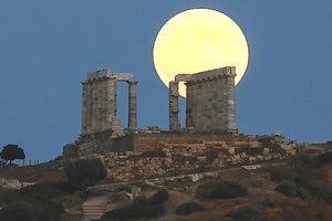 Σπάνιο φαινόμενο, μαγικό θέαμα η «ματωμένη Σελήνη