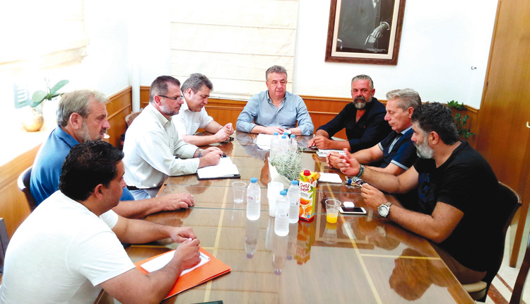H σύσκεψη που πραγματοποιήθηκε στην Περιφέρεια Κρήτης για τις τεράστιες ζημιές στις αμπελοκαλλιέργειες