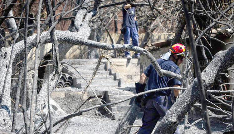 Ο πυροσβέστης ήταν στη μάχη με τις φλόγες όταν το παιδί του χανόταν