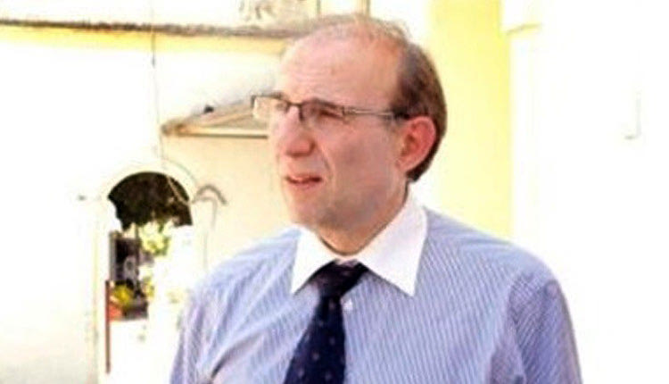 ο προϊστάμενος στην ιατροδικαστική υπηρεσία της Αθήνας Νίκος Καρακούκης.