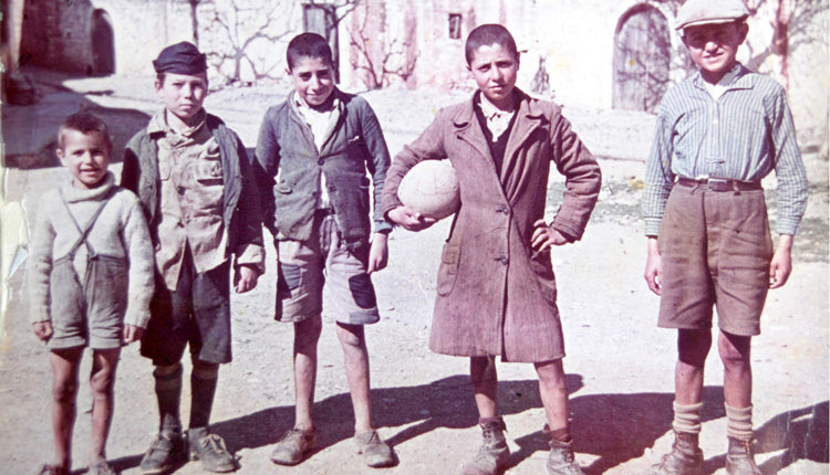 1943. Παιδιά της Κατοχής σε μια γειτονιά χωριού της ενδοχώρας της Κρήτης