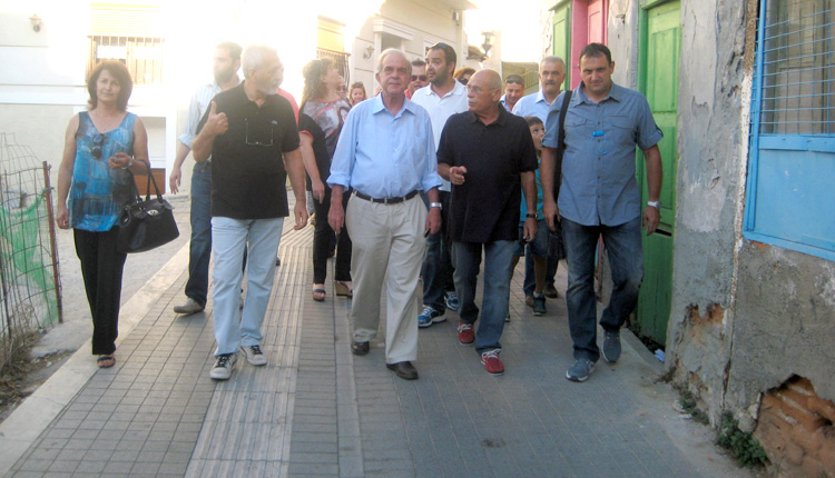 Στιγμιότυπο από παλαιότερη επίσκεψη του δημάρχου Β. Λαμπρινού στην Αγ. Τριάδα