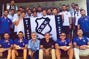 Οι παίκτες του ΟΦΗ και τα υπόλοιπα μέλη της αποστολής με τους ιδιοκτήτες του ξενοδοχείου στο Καρπενήσι