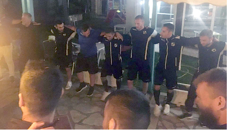 «Αντίο» με κρητικό γλέντι στο Καρπενήσι