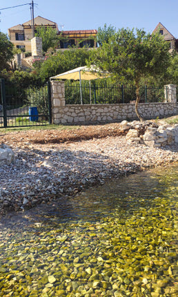 Το Μεγανήσι είναι μικρό αλλά καταπράσινο και εντυπωσιακό! Βρίσκεται δίπλα στον διάσημο Σκορπιό