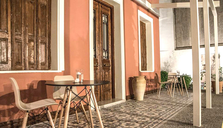 Το διώροφο κτίσμα, τμήμα του οποίου σχηματίζει και τρίτο επίπεδο 