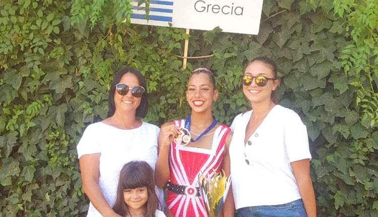 Η Γεωργιουδάκη με τις προπονήτριες του ΚΟΗ κ. Μαμιαούρη και Λιαδάκη