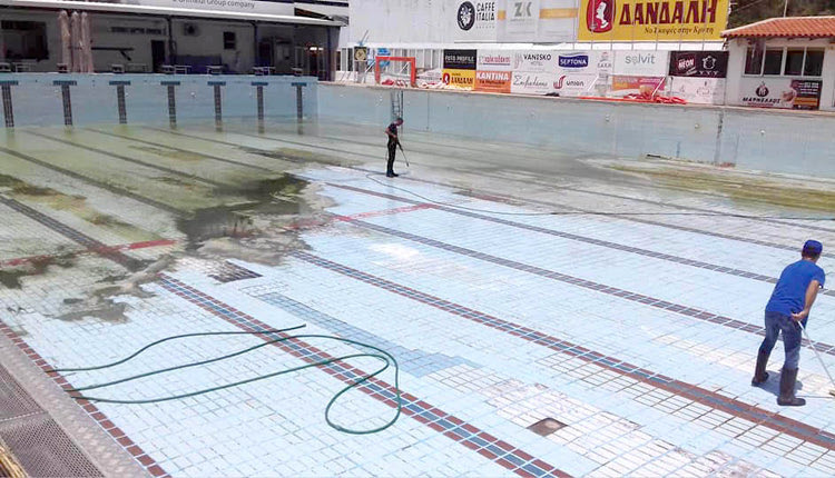 Άδειασε από νερά η 50άρα πισίνα του Ηρακλείου και ξεκίνησε ο καθαρισμός της και 4-5 μέρες κράτησε το άδειασμα.