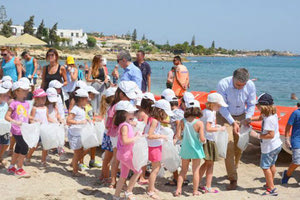 CRETA MARIS: Γιόρτασαν με καθαρισμό τη “γαλάζια σημαία”