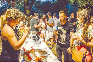 ΚΡΗΤΙΚΗ ΔΙΑΤΡΟΦΗ: Το φεστιβάλ στον κόσμο των κεριών