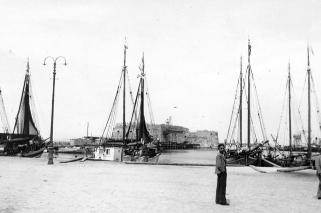 ΦΩΤΟ ΗΜΕΡΑΣ: Το λιμάνι του Ηρακλείου μετά τον πόλεμο