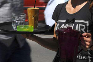 Μόνο με άδεια της ΕΛ.ΑΣ. πιάνεις δουλειά σε cafe!