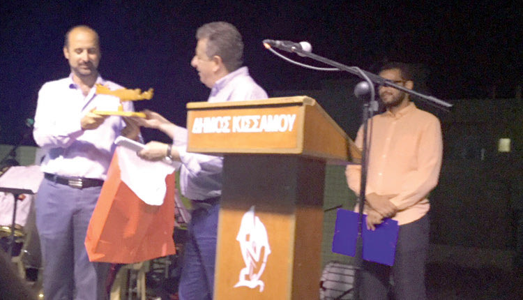 Τα εύσημα στον Σταύρο Αρναουτάκη απένειμαν ο μητροπολίτης Σελήνου και Κισσάμου κ. Αμφιλόχιος, καθώς και ο δήμαρχος της περιοχής Θοδωρής Σταθάκης, κατά τα εγκαίνια του 11ου φεστιβάλ «Κισσαμίτικης Κουλτούρας».