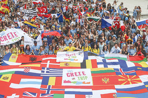 Εικόνες από νέους να απολαμβάνουν το καλοκαίρι στην Κρήτη παρουσιάζονται στο βίντεο που ετοίμασε το δίκτυο φοιτητών Erasmus Ελλάδας.