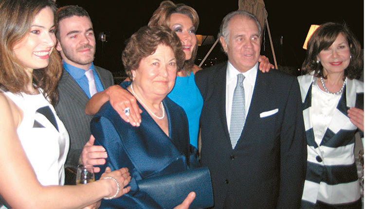 Στην Ελούντα για διακοπές η οικογένεια Αγγελοπούλου