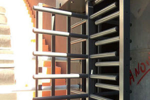 τα τουρνικέ στις θύρες του γηπέδου του ΟΦΗ