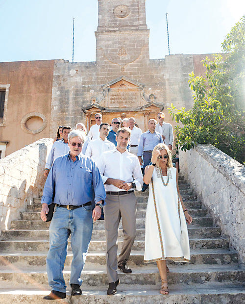 Στα Χανιά με τη σύζυγό του βρέθηκε για τη γιορτή του Δεκαπενταύγουστου ο Κυριάκος Μητσοτάκης που παρακολούθησαν τη Θεία Λειτουργία για την Κοίμηση της Θεοτόκου στο Μοναστήρι της Αγίας Τριάδος, στο Ακρωτήρι Χανίων.