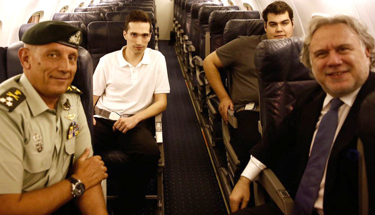 Βίντεο, που δημοσίευσε το Αθηναϊκό Πρακτορείο, δείχνει τους δύο Έλληνες στρατιωτικούς, λίγες στιγμές μετά την απογείωση του αεροσκάφους Embraer ERJ135, από το αεροδρόμιο του Τσόρλου, στην επαρχία της Ραιδεστού, με προορισμό την Ελλάδα.