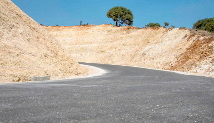 Τα εγκαίνια ενός δρόμου ο οποίος συνδέει την αεροπορική βάση του Μουζουρά με τη ναυτική βάση των Αμερικανών στο Μαράθι 