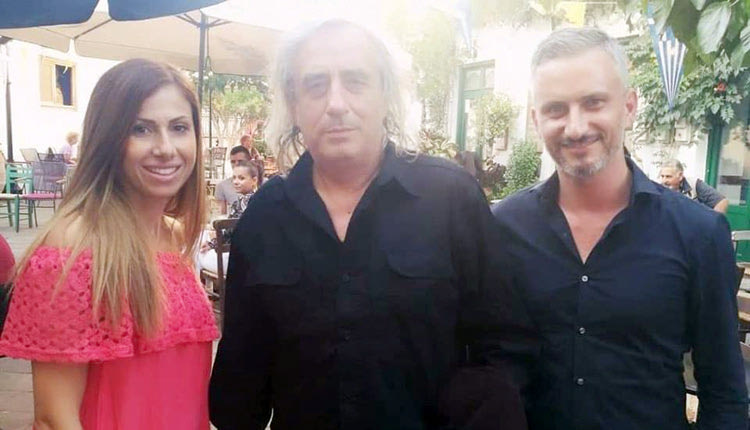 ο αντιδήμαρχος Τεχνικών Εργων Γιάννης Αναστασάκης φωτογραφίζεται με τον Γιάννη Αγγελάκα και τη σύζυγό του στα Ανωγεια