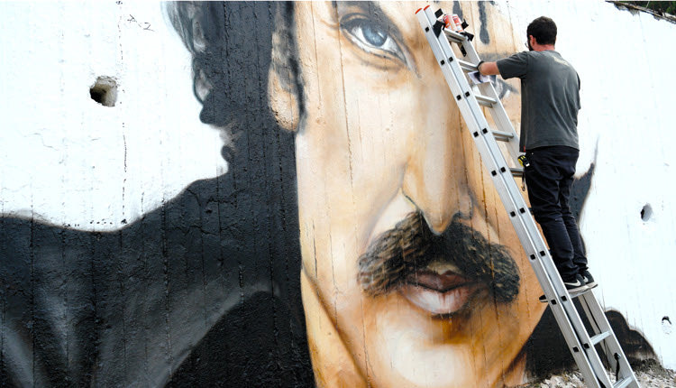 O 32χρονος Αλέξανδρος Ραπτάκης, δημιουργός της προσωπογραφίας του Νίκου Ξυλούρη