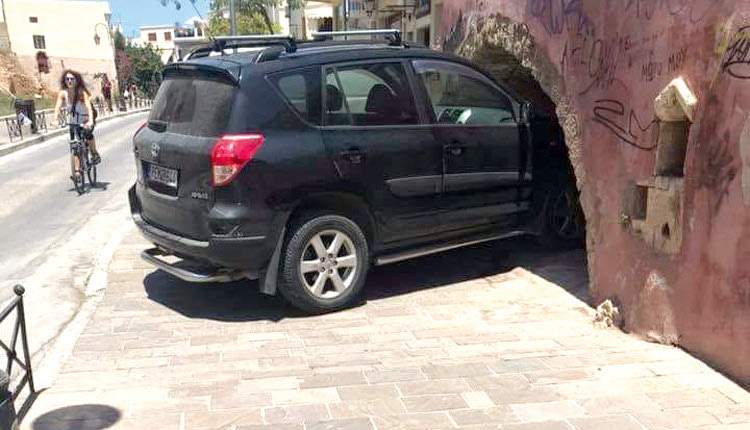 Πως να παρκάρεις μέσα στο μνημείο. Δεν είναι για βραβείο;