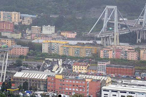 η γέφυρα η οποία κατέρρευσε στη Γένοβα