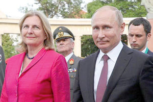 Η υπουργός Εξωτερικών της Αυστρίας Κάριν Κνάισλ με τον Ρώσο προέδρο Βλαντίμιρ Πούτιν