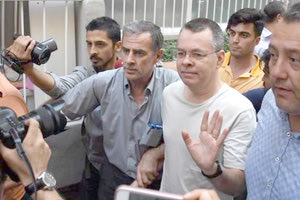 Ο Μπράνσον, πάστορας της Ευαγγελικής Εκκλησίας που διαμένει στη Σμύρνη, δικάζεται στην Τουρκία με κατηγορίες για τρομοκρατία.