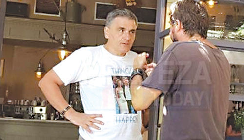  στην  ιδιαίτερη πατρίδα του την Πρέβεζα και κάνει τις διακοπές του και ξεκουράζεται εδώ και μία περίπου εβδομάδα ο υπουργός Οικονομικών Ευκλείδης Τσακαλώτος