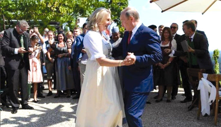 Ο Ρώσος πρόεδρος Βλαντιμίρ Πούτιν χόρεψε χέρι με χέρι με την Αυστριακή υπουργό Εξωτερικών Κάριν Κνάισλ στον γάμο της