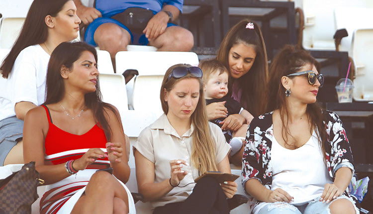   Λίγος κόσμος, ωραίες παρουσίες και μωρά παιδιά στο “Γεντί Κουλέ”