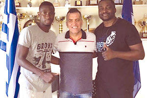 Ο Κονέ με τον κ. Σωκιανό και τον μάνατζερ του (δεξιά)